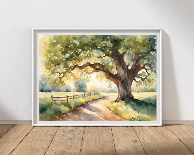 Puede incluir: Pintura acuarela de un gran roble con un camino de tierra que atraviesa un campo. El &aacute;rbol est&aacute; en el centro de la pintura y proyecta una sombra sobre el camino. El campo es verde y hay una valla de madera en el fondo.