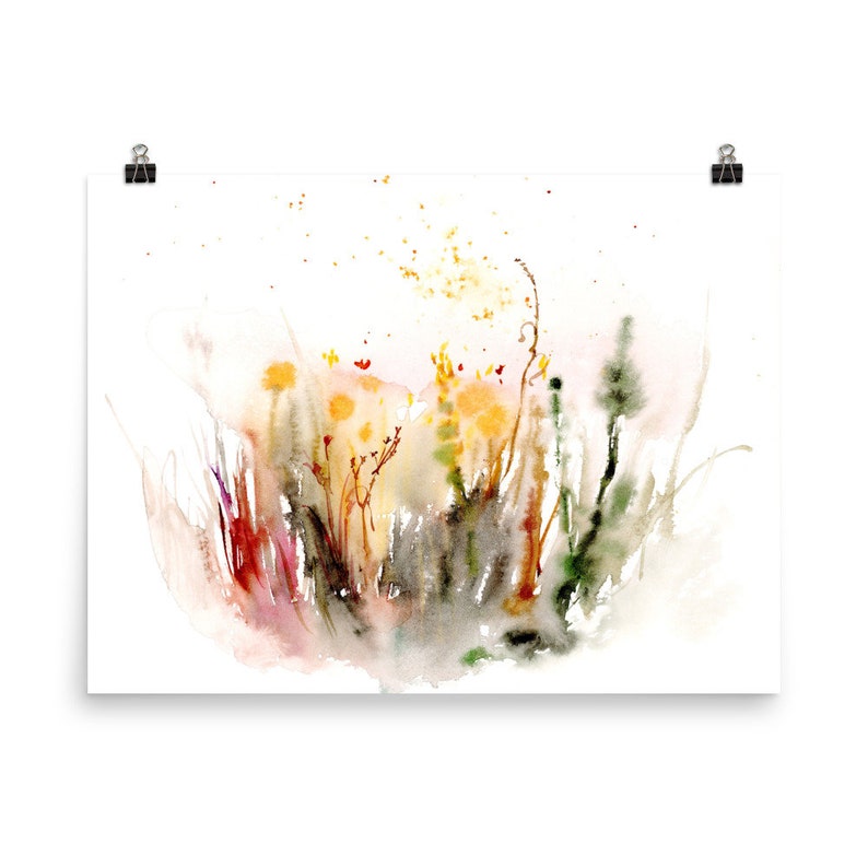 K&ouml;nnte beinhalten: Abstrakte Aquarellmalerei eines Feldes mit Wildblumen in Gelb-, Orange-, Rot- und Gr&uuml;nt&ouml;nen. Der Hintergrund ist ein sanftes Wei&szlig; mit dezenten rosa Farbt&ouml;nen.