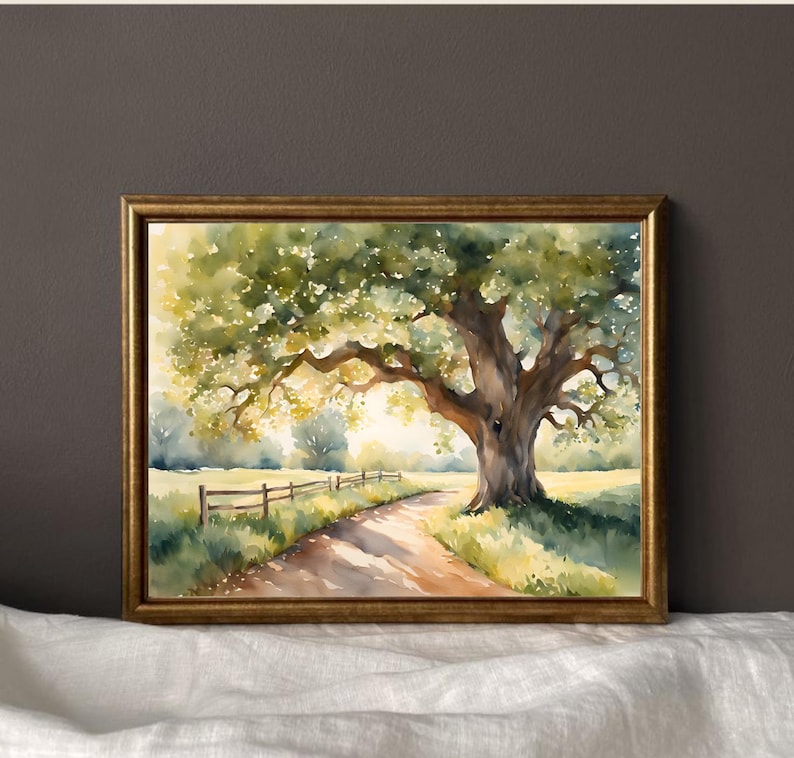 Puede incluir: Pintura acuarela de un gran &aacute;rbol verde con un camino de tierra que atraviesa un campo. El &aacute;rbol tiene un tronco grueso y ramas que se extienden sobre el camino. El sol brilla a trav&eacute;s de las hojas del &aacute;rbol, creando un efecto de luz moteada en el suelo.