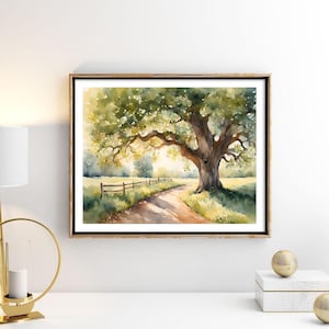Puede incluir: Pintura acuarela de un gran roble con un camino de tierra que conduce a &eacute;l. El &aacute;rbol est&aacute; en un campo con una valla de madera y hierba verde. El sol brilla a trav&eacute;s de las hojas del &aacute;rbol, creando un brillo c&aacute;lido.