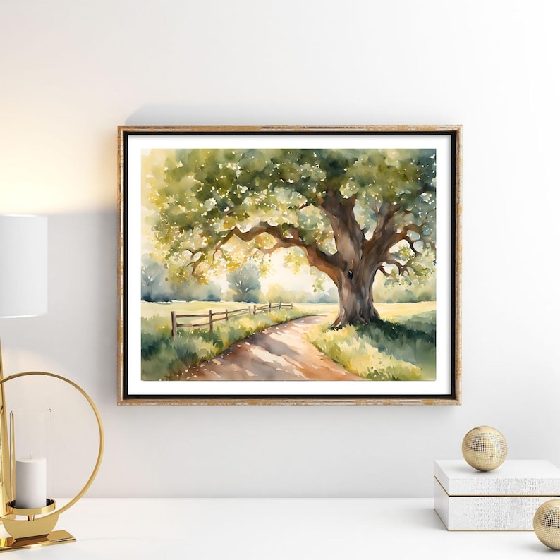 Puede incluir: Pintura acuarela de un gran roble con un camino de tierra que conduce a &eacute;l. El &aacute;rbol est&aacute; en un campo con una valla de madera y hierba verde. El sol brilla a trav&eacute;s de las hojas del &aacute;rbol, creando un brillo c&aacute;lido.