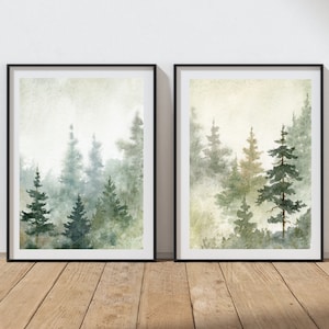 Puede incluir: Un conjunto de dos pinturas de acuarela enmarcadas que representan una escena de bosque brumoso con altos &aacute;rboles de hoja perenne en tonos de verde y gris.