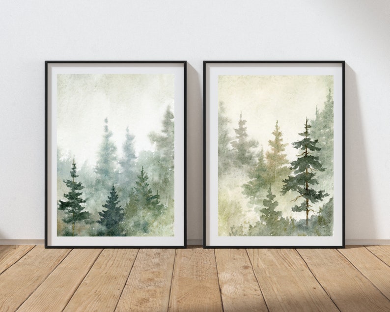 Puede incluir: Un conjunto de dos pinturas de acuarela enmarcadas que representan una escena de bosque brumoso con altos &aacute;rboles de hoja perenne en tonos de verde y gris.