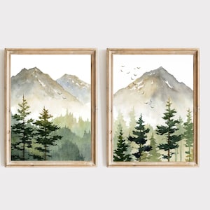 Puede incluir: Dos pinturas de acuarela enmarcadas de una cordillera con un bosque en primer plano. Las monta&ntilde;as est&aacute;n pintadas en tonos de gris y marr&oacute;n, mientras que el bosque est&aacute; pintado en tonos de verde. Hay p&aacute;jaros volando en el cielo sobre las monta&ntilde;as.