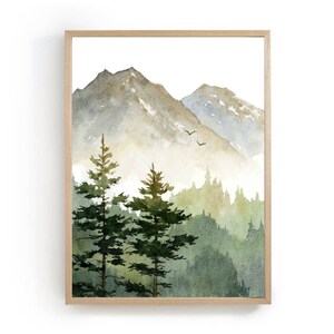 Puede incluir: Pintura acuarela de un paisaje de monta&ntilde;a con dos pinos en primer plano. Las monta&ntilde;as est&aacute;n pintadas en tonos de verde, azul y marr&oacute;n, con un efecto brumoso. Los &aacute;rboles son de color verde oscuro y se alzan altos contra las monta&ntilde;as.