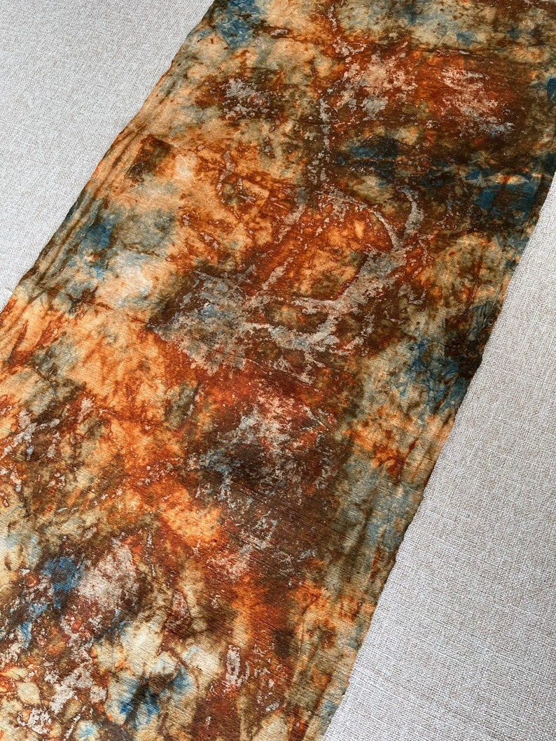 Hand botanisch geverfde katoenen handgeweven stof Shibori tie dye indigo en ijzerroest geverfd 44 cm breed verkocht per meter afbeelding 2