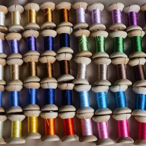 50 verschillende kleuren Chinese pure moerbeizijde borduurgaren floss op houten spoel voor handborduurwerk DIY franje