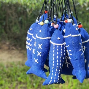 Koningsblauwe stoffen visornament - ophangaccessoires autospiegel - autohanger