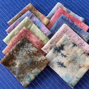 Retalhos de Tecido Tingidos com Botânica: Listras Shibori Feitas à Mão para Costura Lenta