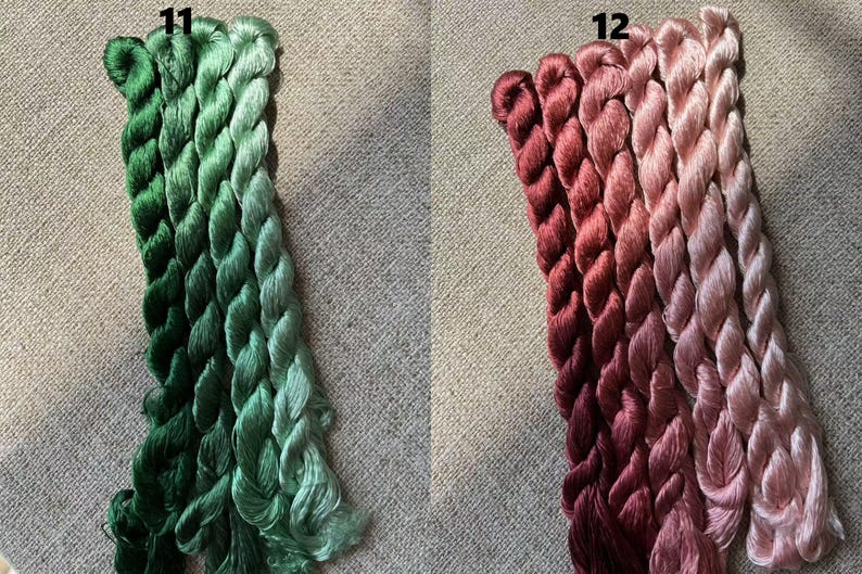 Pode incluir: Quatro novelos de fio para bordar em tons de verde, etiquetados com "11", e quatro novelos de fio para bordar em tons de rosa, etiquetados com "12".