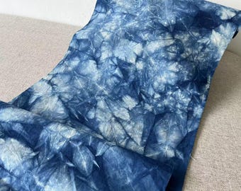Tela tie-dye azul índigo Shibori - tela teñida a mano con plantas naturales - se vende por metro