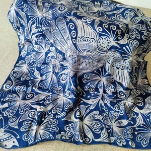 Indigo Seiden Haarschal: Handgefärbte Batik Hmong Motive