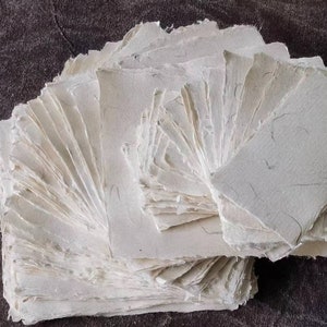 Carta di gelso fatta a mano con bordi frastagliati - fibra vegetale visibile - carta grezza tradizionale cinese Dongba - prezzo per un foglio