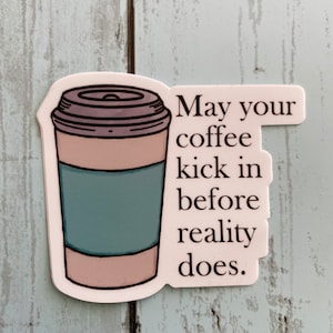Vinylsticker koffie, moge je koffie beginnen voordat de realiteit dat doet, vinylsticker, weerbestendige sticker