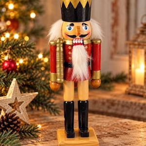 Könnte beinhalten: Eine hölzerne Nussknacker-Figur mit schwarzer Krone, roter Jacke mit goldenen Knöpfen und schwarzen Stiefeln. Die Figur hat einen Bart und Haare aus weißem Kunstfell, blaue Augen und einen aufgemalten Schnurrbart auf einem Holzsockel.
