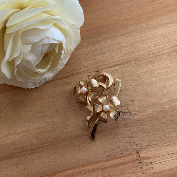 Beautiful Vintage Gold Brooks Faux Pearl Floral Brooch