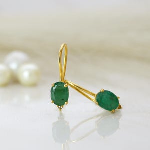 Brinco feminino de argola com diamantes naturais e esmeraldas, ouro amarelo 18K, brincos ovais de esmeralda verde, brinco pendente minimalista, ganchos de orelha dourados