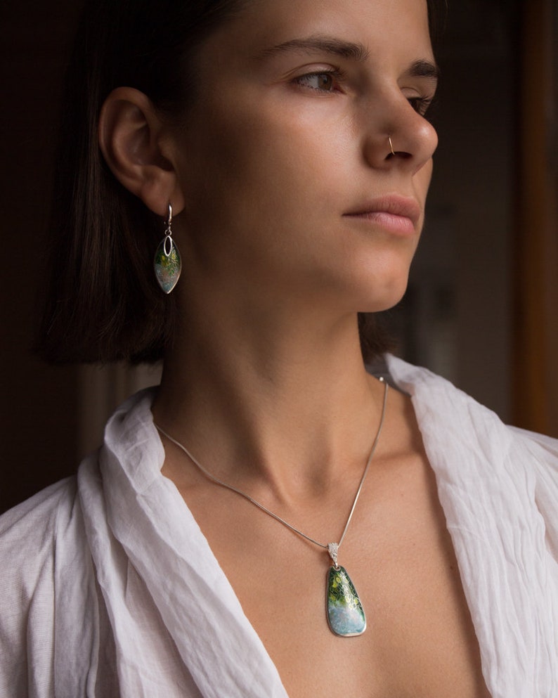 Boucles D'Oreilles Créoles Papillon Argenté Et Fleur Cloisonné Émaillé - Occasion Avec Nouveaux Crochets