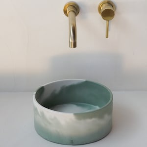 Small round concrete basin in Jade N16 marbled color