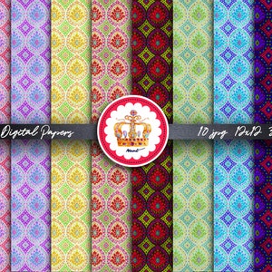 Può includere: Una collezione di 14 carte digitali con motivi ornati e ripetuti in vari colori, tra cui rosa, viola, verde, rosso, blu e grigio. Un logo circolare centrale presenta una corona. Il testo recita "Des. 14 Digital Papers" e "10 jpg 12x12 300dpi".