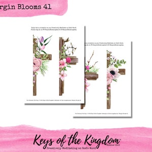 Könnte beinhalten: Drei druckbare Kreuzdesigns mit floralen Akzenten in Rosa-, Weiß- und Grüntönen. Die Kreuze sind aus Holz gefertigt und haben ein rustikales Aussehen. Der Text "Margin Blooms 41" und "Keys of the Kingdom" ist auf dem Bild zu sehen.