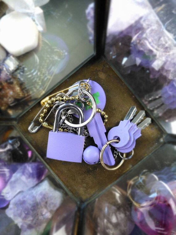 pastel aesthetic lavender lock and key keychain.