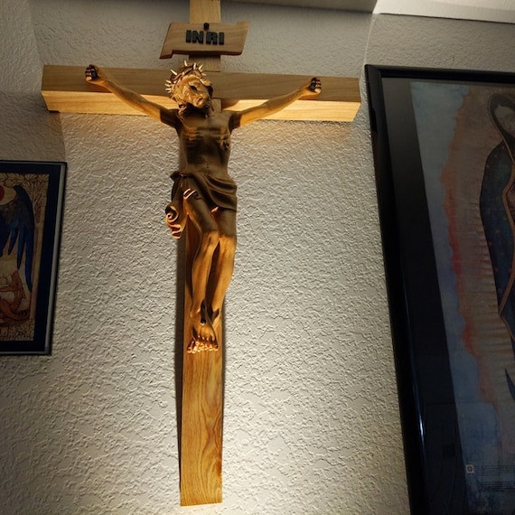 木彫りの十字架像：カトリックの家庭用祭壇、宗教的な贈り物（27インチ