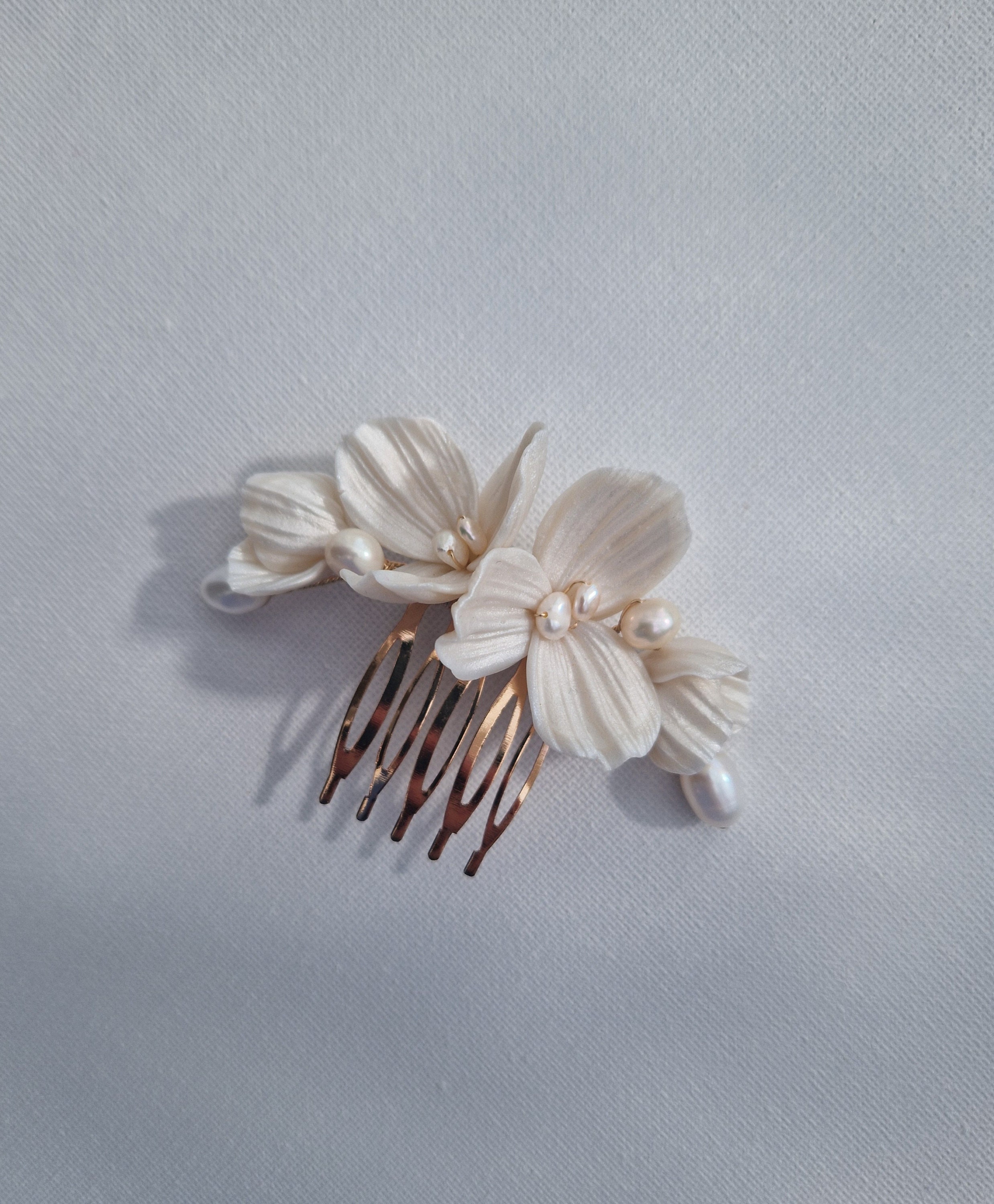 Bridal hard Ceramic hair comb freshwater pearls Headpiece Flower golden white Freshwater Pearl Dusted White Rose And Lily Blossom Hair  main image 3