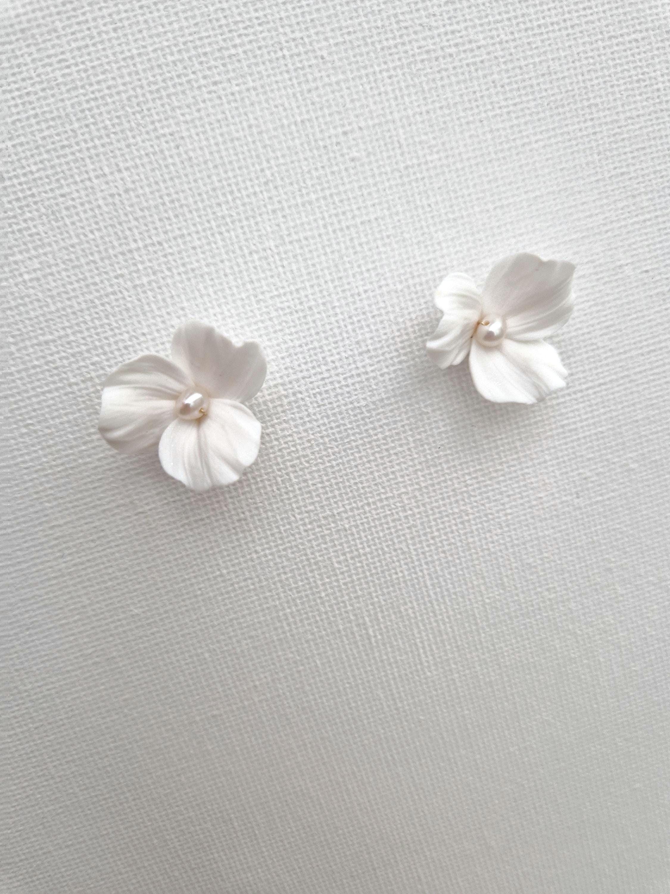 ［Flora］flower bouquet pearl shower earr FLORA Bridal Earrings, White Flower Wedding Studs, Bridal Jewelry