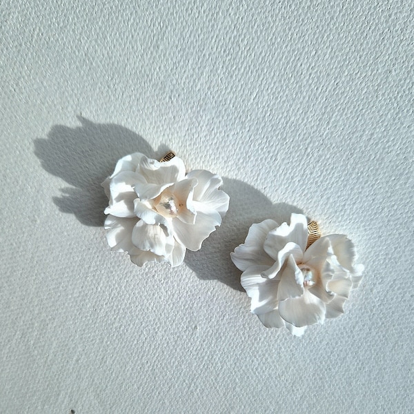 MIMI Blumenohrringe, Braut-Statement-Ohrstecker, Brautschmuck, Hochzeitsaccessoires, weiße Blumenohrringe, handgefertigter Schmuck