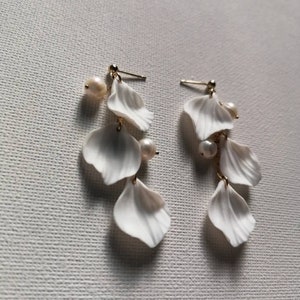 ASTRID earrings, 14k gold filled earrings with pearls and handmade white petals, wedding jewellery, bridal jewellery, bridal earrings