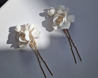 POSEY| Bridal hairpins, white flower hairpins with pearls and seed beads, handmade clay hairpins, bridal jewellery