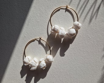 Boucles d'oreilles de mariée KAIA, créoles florales en argile blanche, boucles d'oreilles de style bohème, bijoux de mariage, créoles de mariée, créoles plaquées or 24 carats