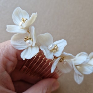 LUNA | Bridal hair comb with ivory clay flowers, floral hair slide with pearls, wedding jewellery, bridal hair accessories