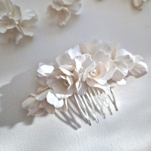 STELA Weißer Ton Blumen Braut Haarkamm | Hochzeit Haarspange | Blumen Braut Haarteil | Handgefertigtes Hochzeitsaccessoire UK