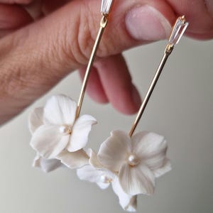 Brincos de Noiva Flora com Flores Brancas: Joias de Casamento com Pérolas de Água Doce