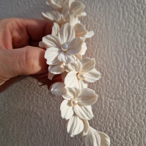 RAE Braut Haarkamm | Weiße Tonblumen & Süßwasserperlen, Hochzeit Haarschmuck Bild 3