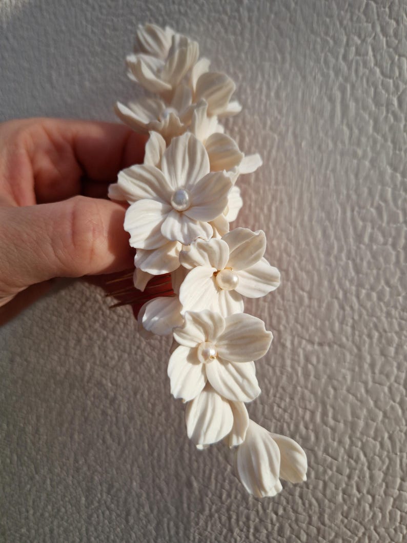 RAE Braut Haarkamm | Weiße Tonblumen & Süßwasserperlen, Hochzeit Haarschmuck Bild 3