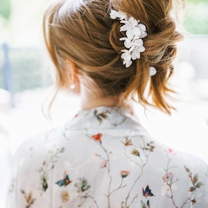 RAE | White flower bridal hair comb, floral hair comb with freshwater pearls, hair comb with white clay flowers, wedding hair accessories
