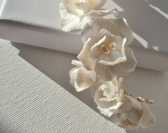 Tralcio per capelli BEL con fiori e perle di argilla fatti a mano, accessori per capelli da sposa, pettine per capelli con fiori bianchi con perle, accessori per capelli da sposa