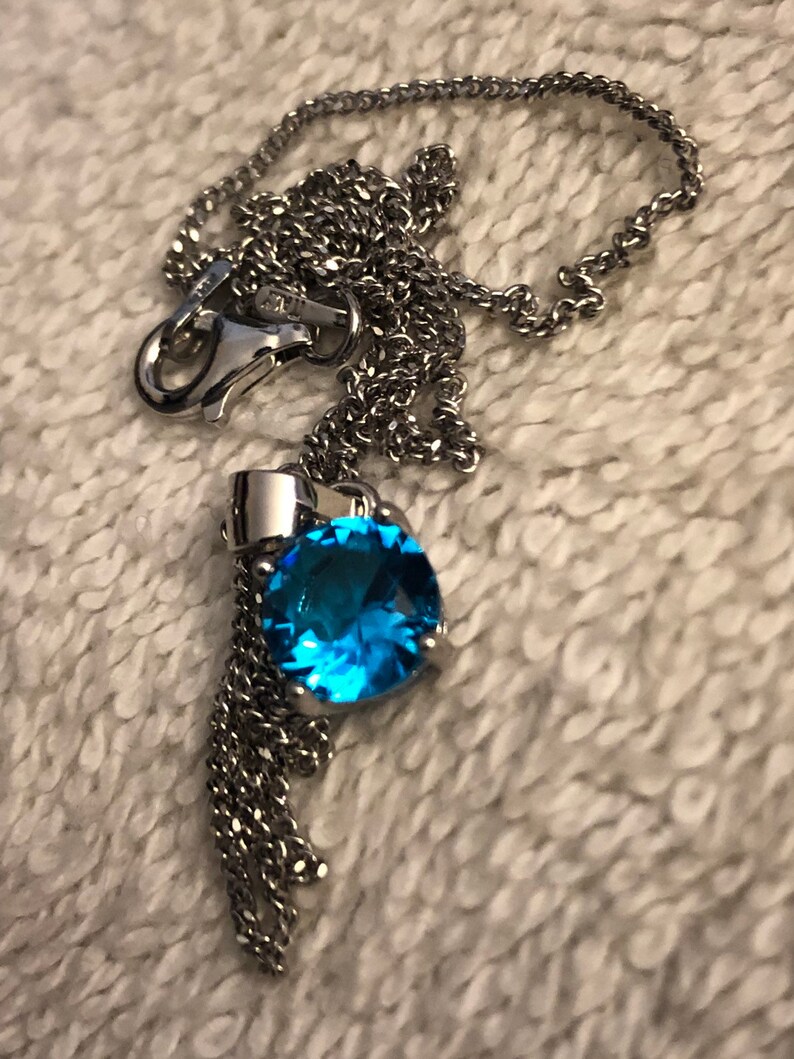Blue Round Topaz .925 Sterling Silver Solitaier pendant necklace