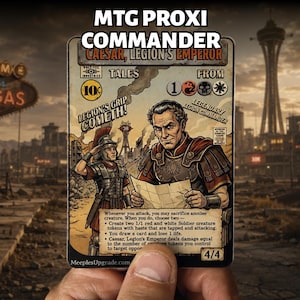 Könnte beinhalten: Eine rechteckige Sammelkarte mit dem Titel Caesar, Legion's Emperor, die eine Comic-Illustration eines römischen Anführers und eines Soldaten zeigt. Die Karte enthält Spieltext, Manasymbole sowie eine Stärke- und Widerstandskraft von 4/4.