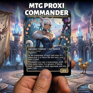 Peut inclure: Une carte à collectionner rectangulaire intitulée MTG PROXI COMMANDER présentant une illustration fantastique d'un personnage félin aux cheveux blancs en tenue bleu foncé tenant un bâton. Le texte inclut Legendary Creature, Cat Warlock.