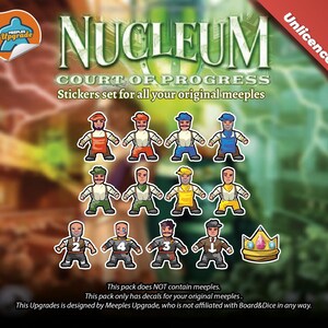 Könnte beinhalten: Ein Satz von 12 bunten Aufklebern für das Brettspiel "Nucleum: Court of Progress". Die Aufkleber zeigen verschiedene farbige Meeples mit Nummern und einer Krone.