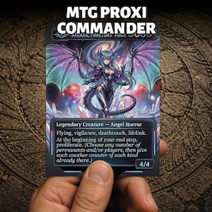 以下が含まれることがあります： MTG PROXI COMMANDERと書かれた長方形のトレーディングカード。翼を持ち、複数の手足がある青緑色の長い髪のキャラクターが描かれている。カードのテキストには、4/4の伝説のクリーチャーであるエンジェル・ホラー、Atraxa, Praetors Voiceと記されている。