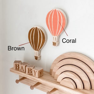 Montgolfière en bois montgolfière décoration de chambre d'enfant décoration murale de chambre d'enfant fille de baby shower cadeau de bébé neutre en matière de genre décoration d'étagère coral