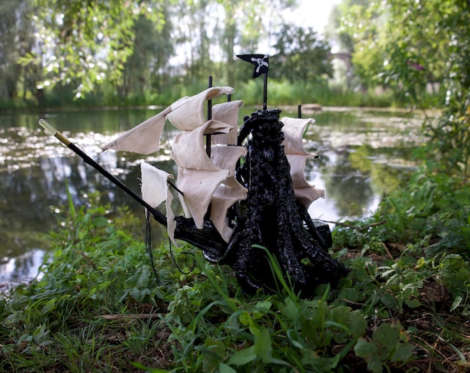 The Black Pearl - Original Handmade Customized Kraken Bottle (beige sails) 700 ml  EMPTY