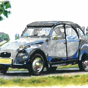 Può includere: Acquerello di un'auto d'epoca, prevalentemente grigia con dettagli blu e neri. L'auto è parcheggiata su una strada con erba verde e alberi sullo sfondo. L'opera d'arte ha un aspetto vintage.