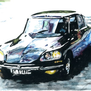 Op de afbeelding: Waterverfschilderij van een zwarte oldtimer met een glanzende afwerking. De auto heeft gele koplampen en een kentekenplaat. Het kunstwerk is rechtsonder gesigneerd.