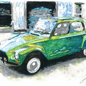Puede incluir: Pintura a la acuarela de un coche verde vintage con detalles azules y amarillos. El coche está aparcado frente a un edificio con un fondo gris y azul. La obra está firmada en la esquina inferior derecha.
